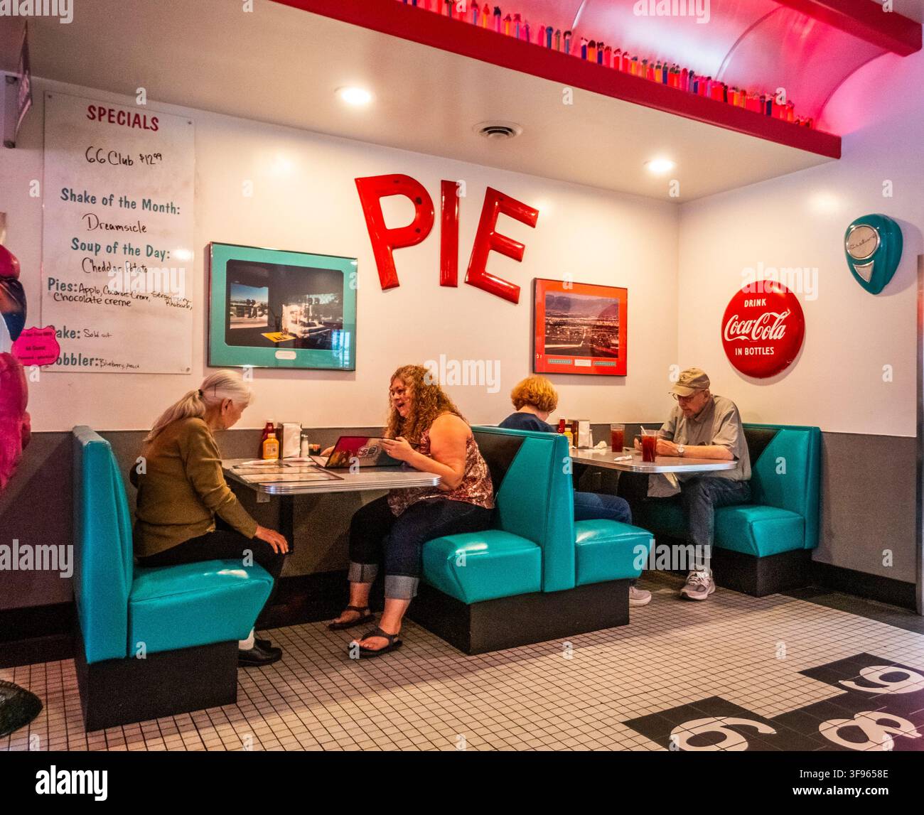 Retro diner style hi-res stock photography and images - Alamy