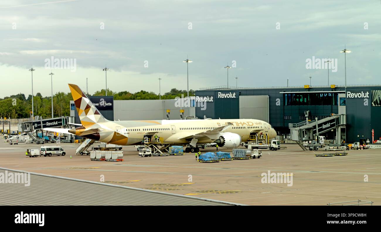 Etihad Airways Boeing 787 Dreamliner at Manchester Airport Terminal 2, England, UK. Stock Photo
