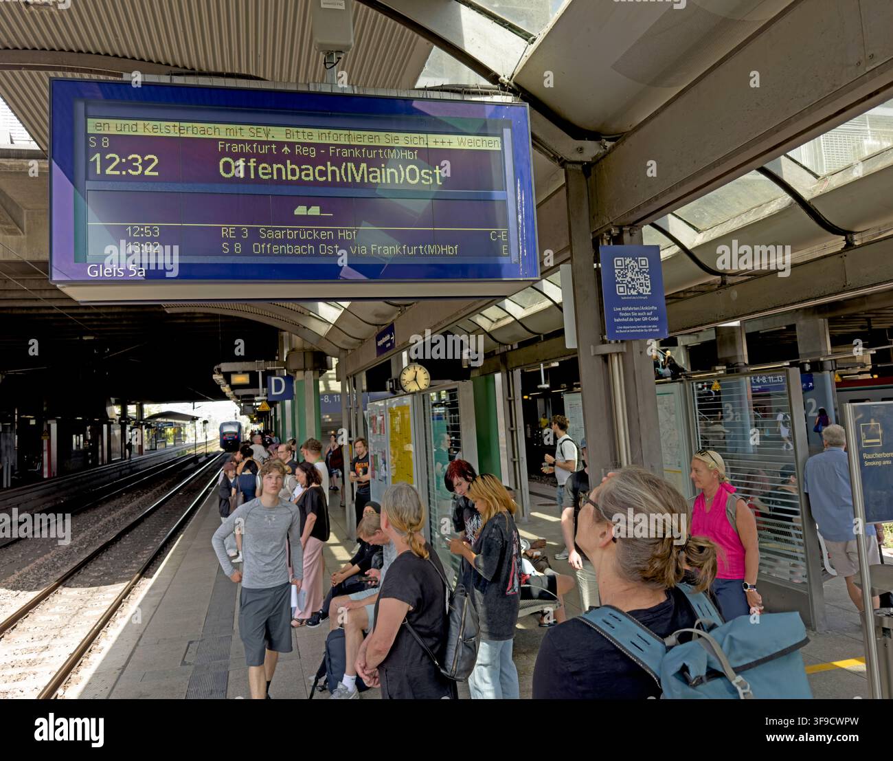 DB platform 5 at Mainz Hauptbahnhof with Offenbach train via Frankfurt Flughafen, Mainz, Germany. Stock Photo