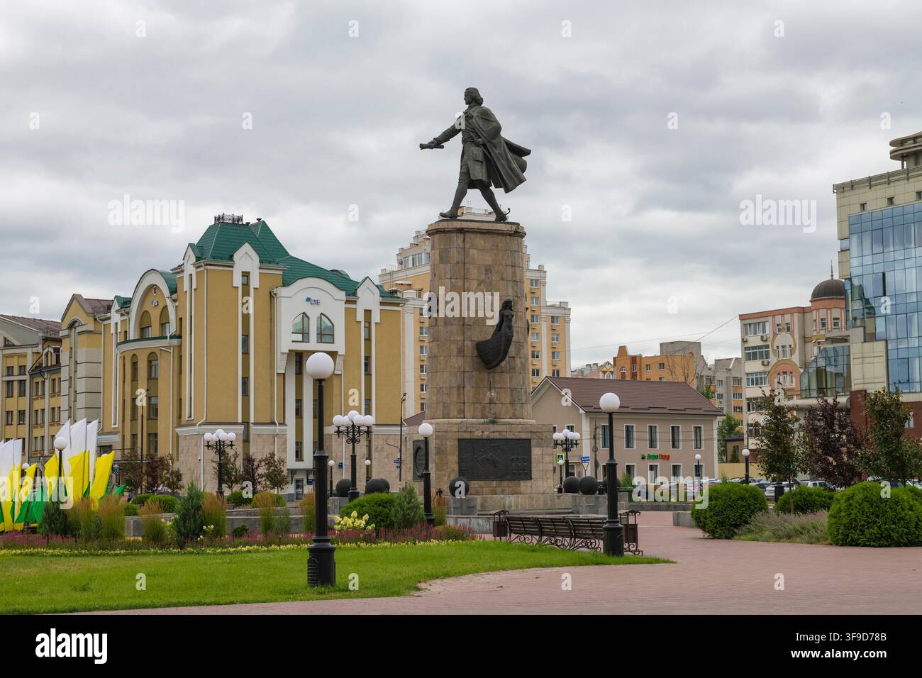 LIPETSK, RUSSIA - JULY 17, 2026: Monument to the Russian Emperor Peter the Great in the urban landscape on a cloudy July day. Lipetsk Stock Photo