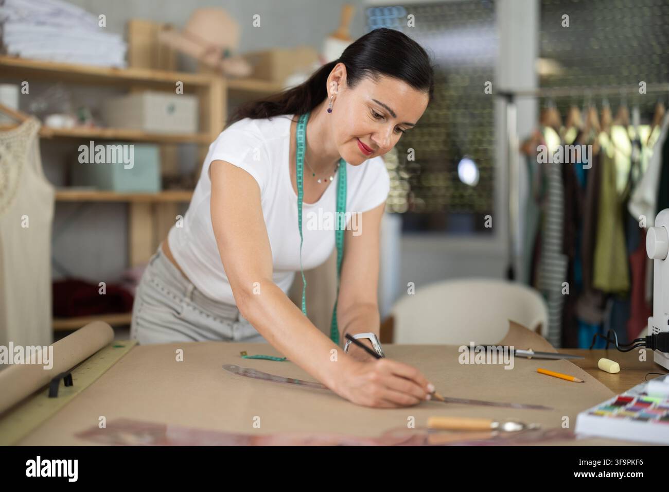 Tailor draws fashion design hi-res stock photography and images - Alamy