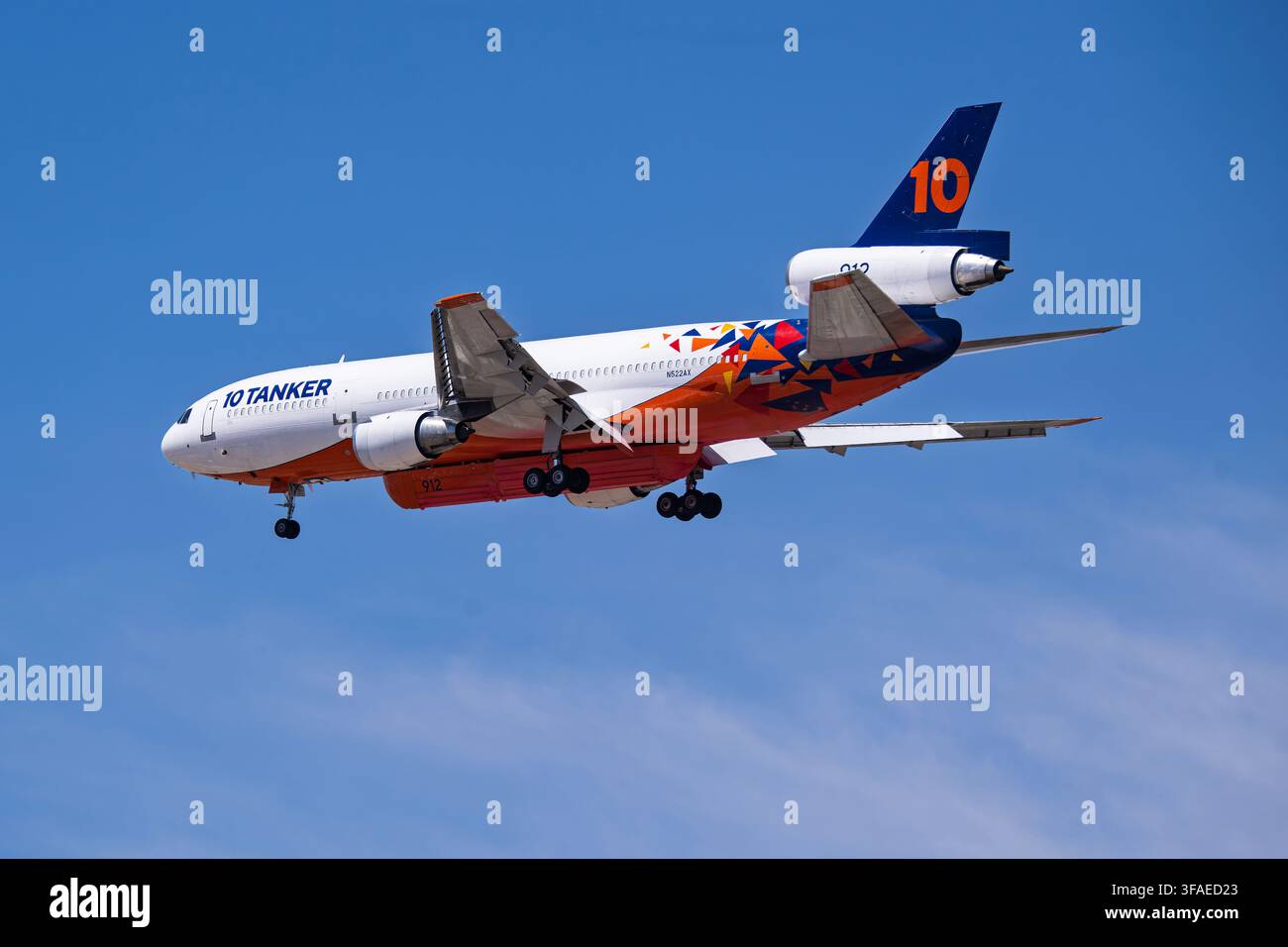 Dc 10 aeroplane hi-res stock photography and images - Page 3 - Alamy