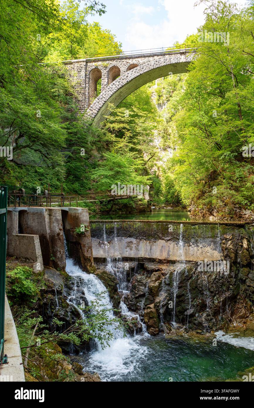Waterfall Tracker Stone arch above waterfall hi-res stock photography and images - Alamy