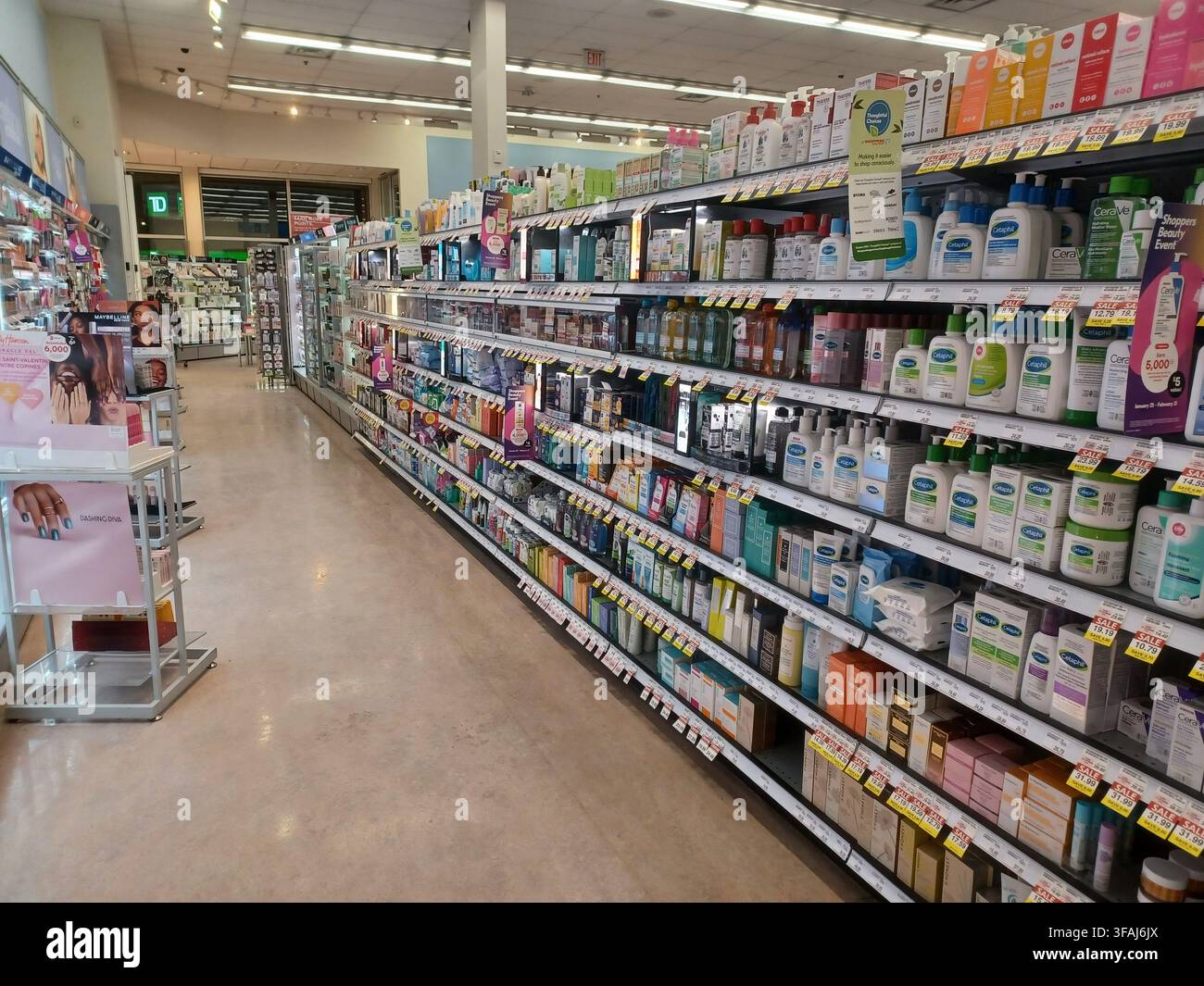Display shelf skin care products hi-res stock photography and images - Page 2