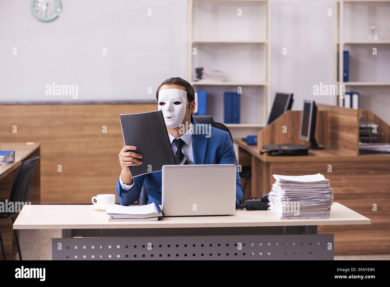 Office worker wearing mask hi-res stock photography and images - Alamy