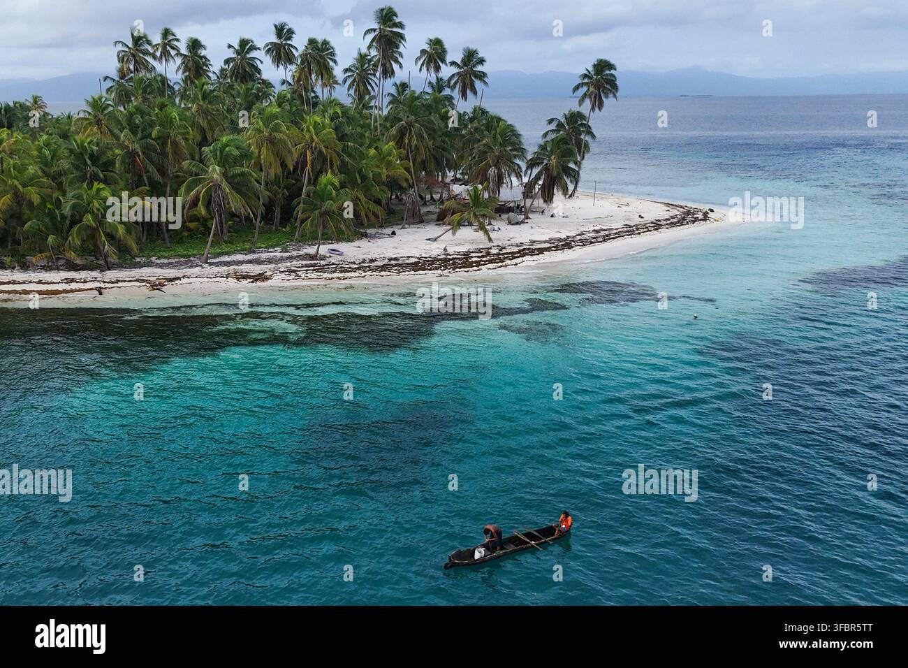 Locals fish in the Dutch Cays of Guna Yala on the Caribbean coast of ...