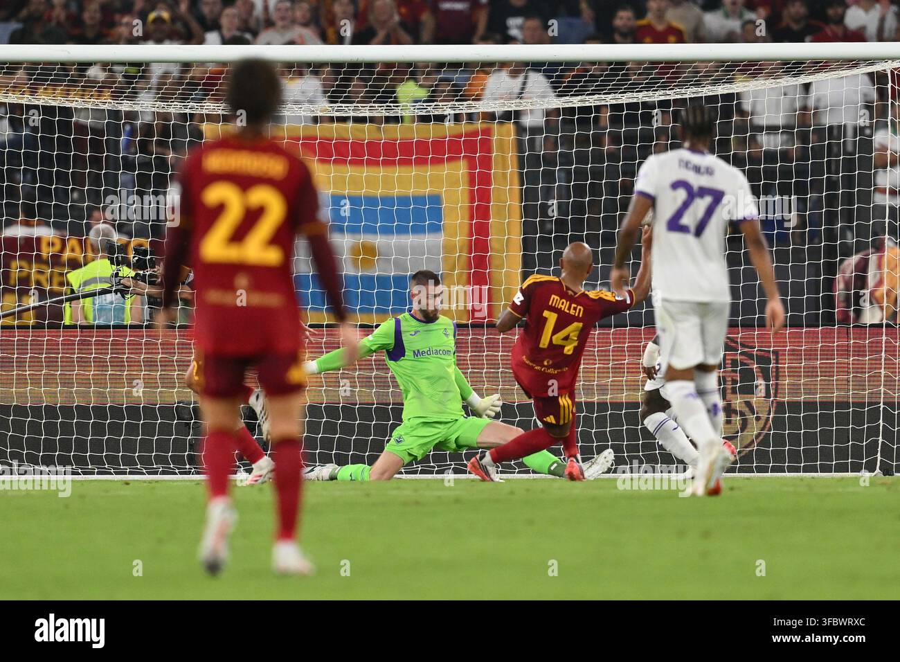donyell-malen-of-a-s-roma-scores-the-goal-for-1-0-during-the-matchday