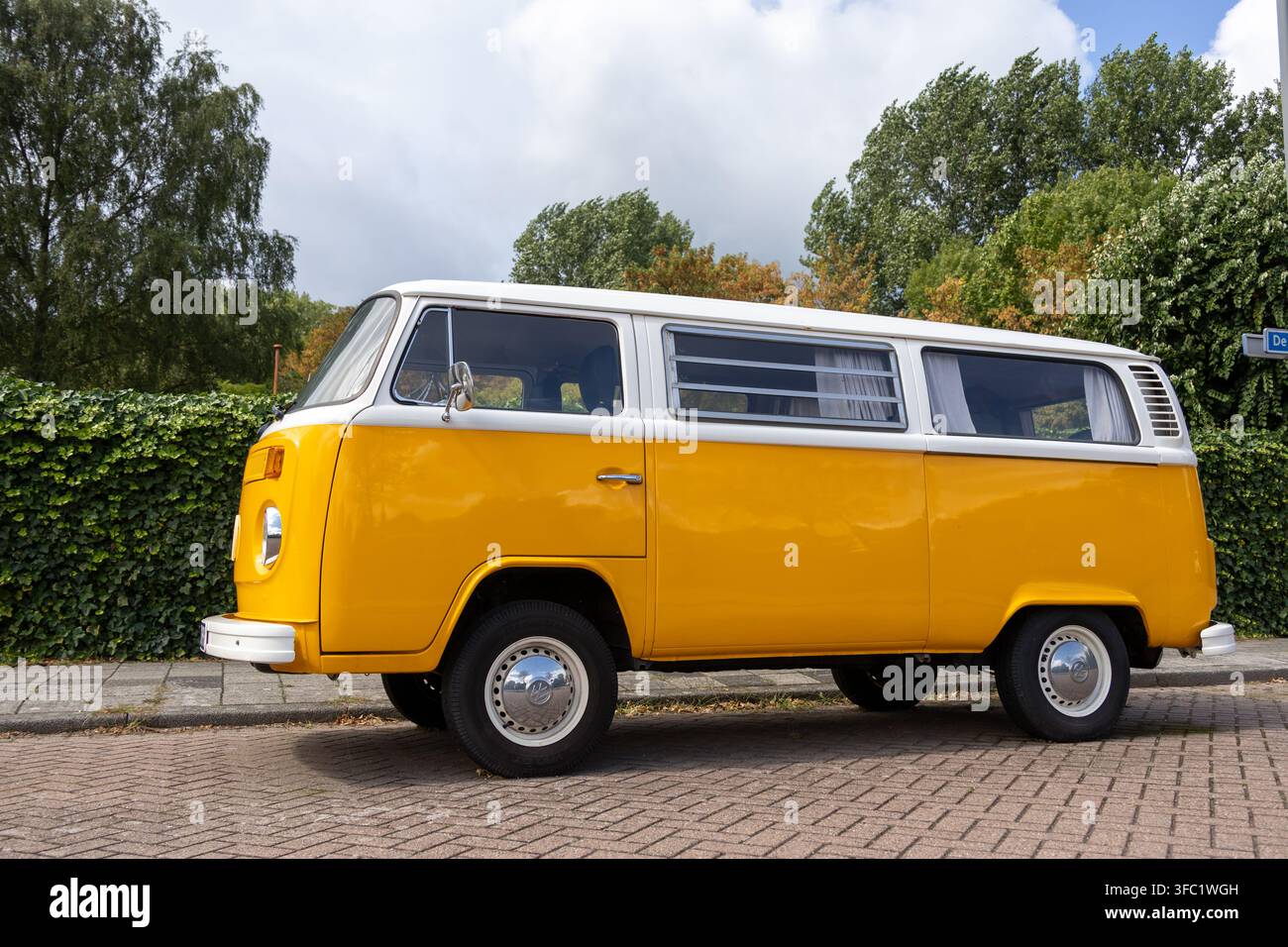 Old yellow vw camper van hi-res stock photography and images
