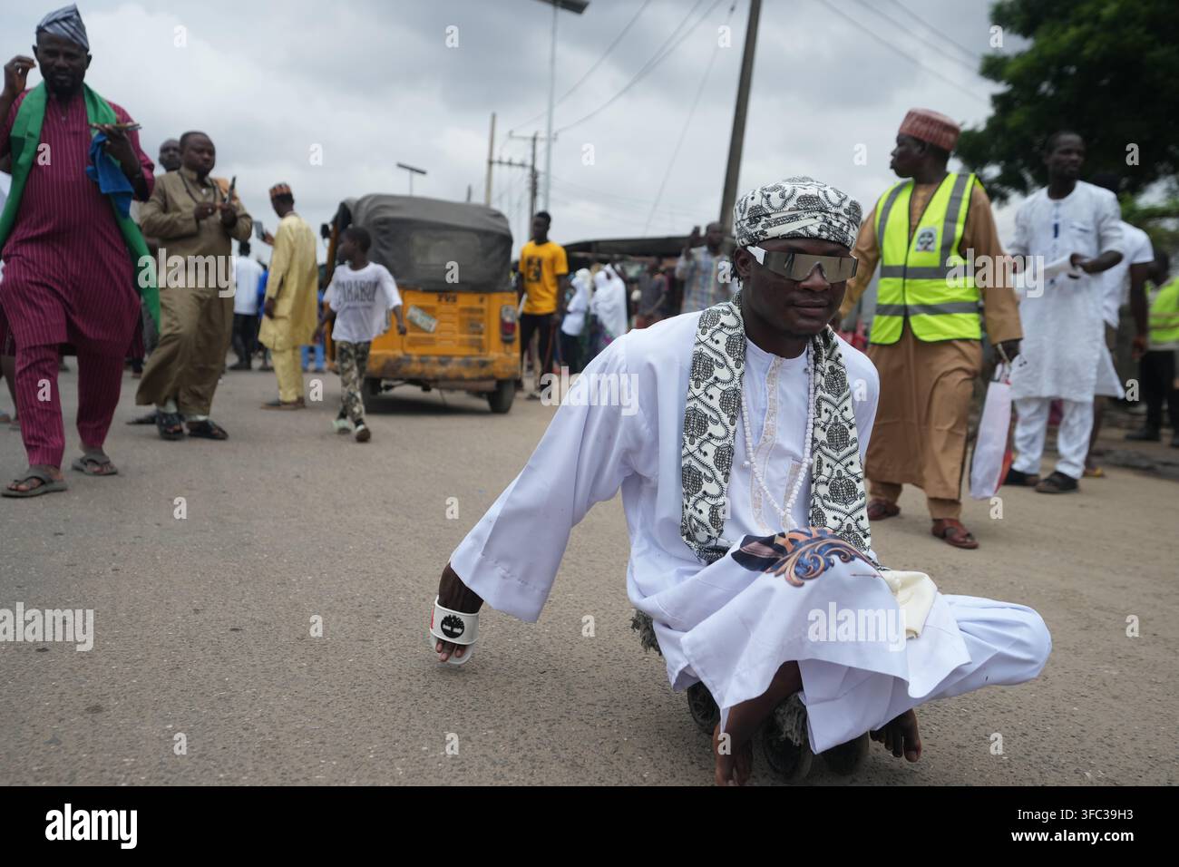 Muslim faithfuls sing and march to mark Prophet Muhammad's birthday ...
