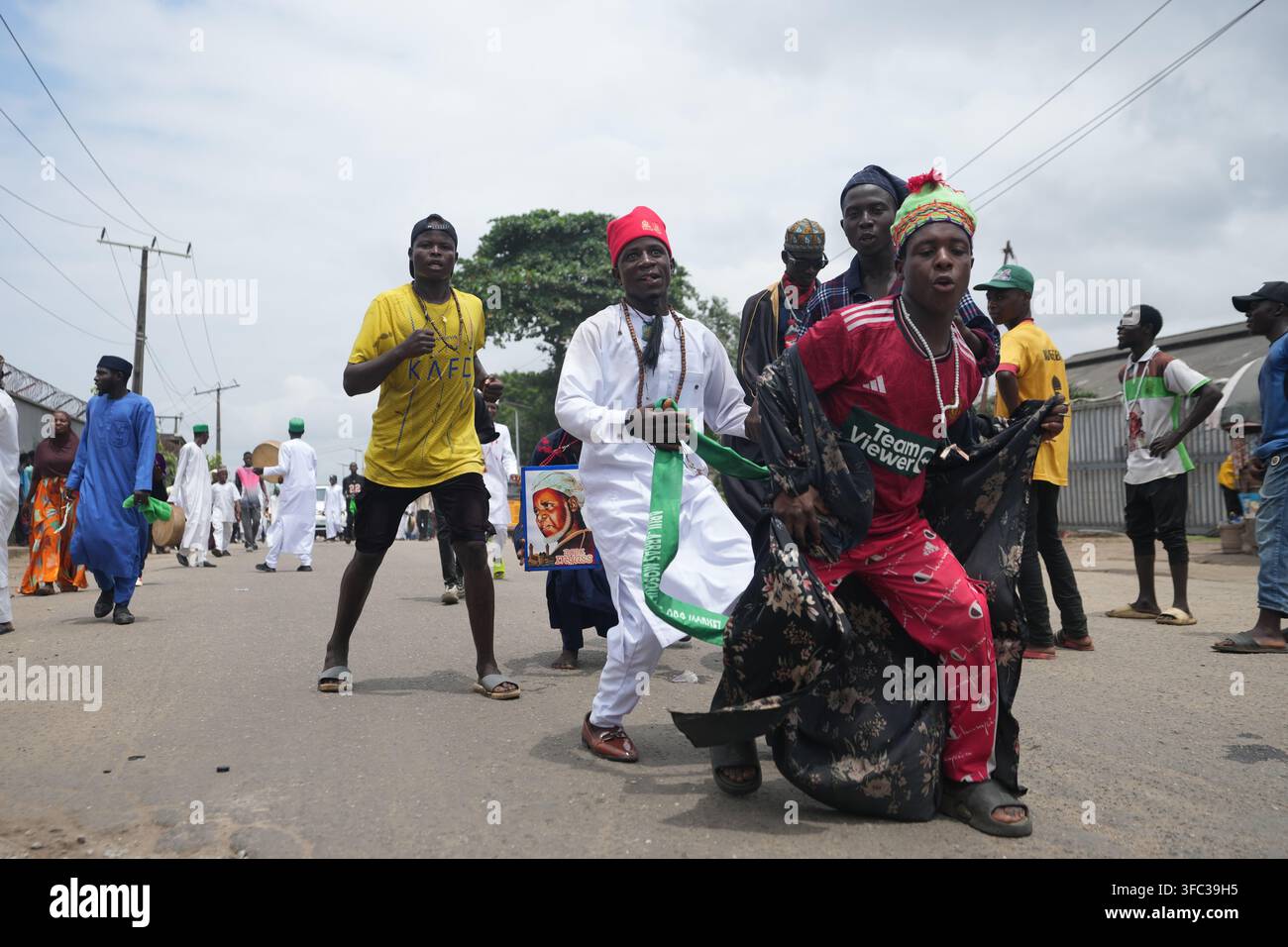 Muslim faithfuls sing and march to mark Prophet Muhammad's birthday ...
