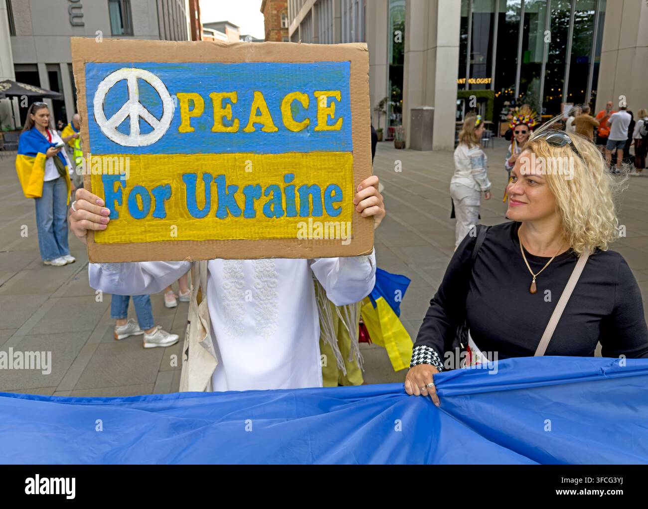 Handmade Peace for Ukraine placard at St Peter's Square, Manchester, August 2026 solidarity gathering Stock Photo