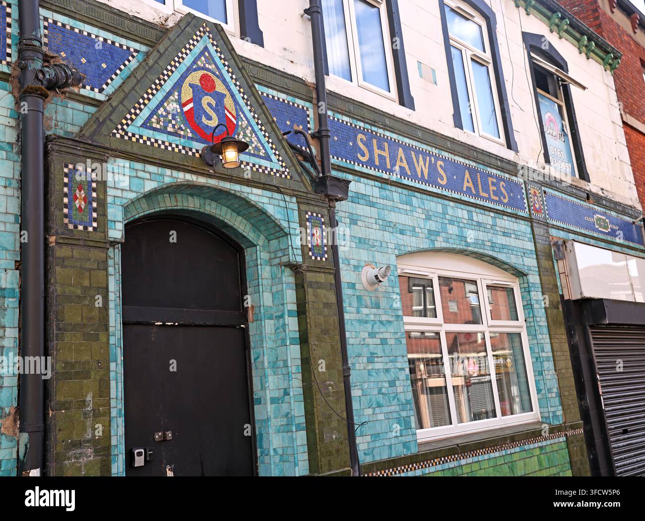 Historic Shaw’s Ales glazed-tile frontage on the former Angel Hotel, Ashton-under-Lyne. Stock Photo