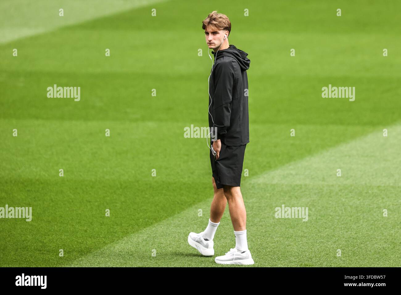 cesar-palacios-of-fulham-arrives-during-the-premier-league-match