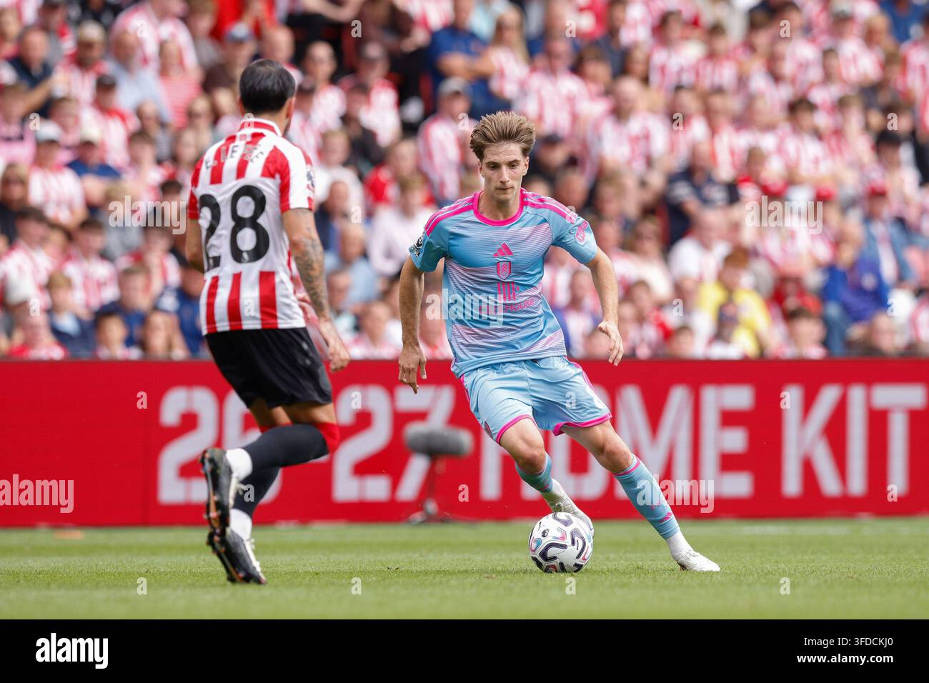 cesar-palacios-of-fulham-runs-at-enzo-le-fee-of-sunderland-during-the