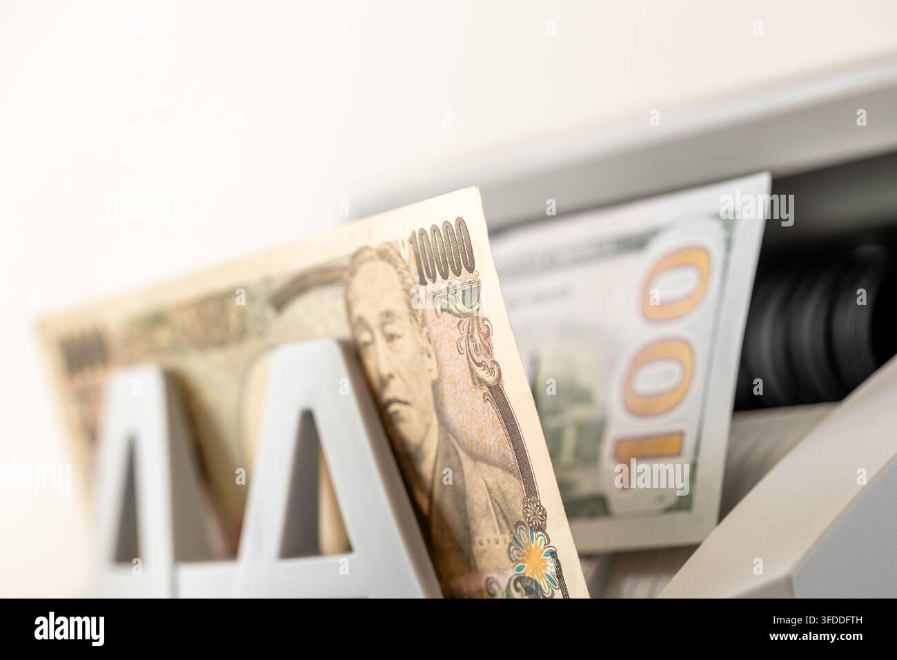 100 usd to jpy