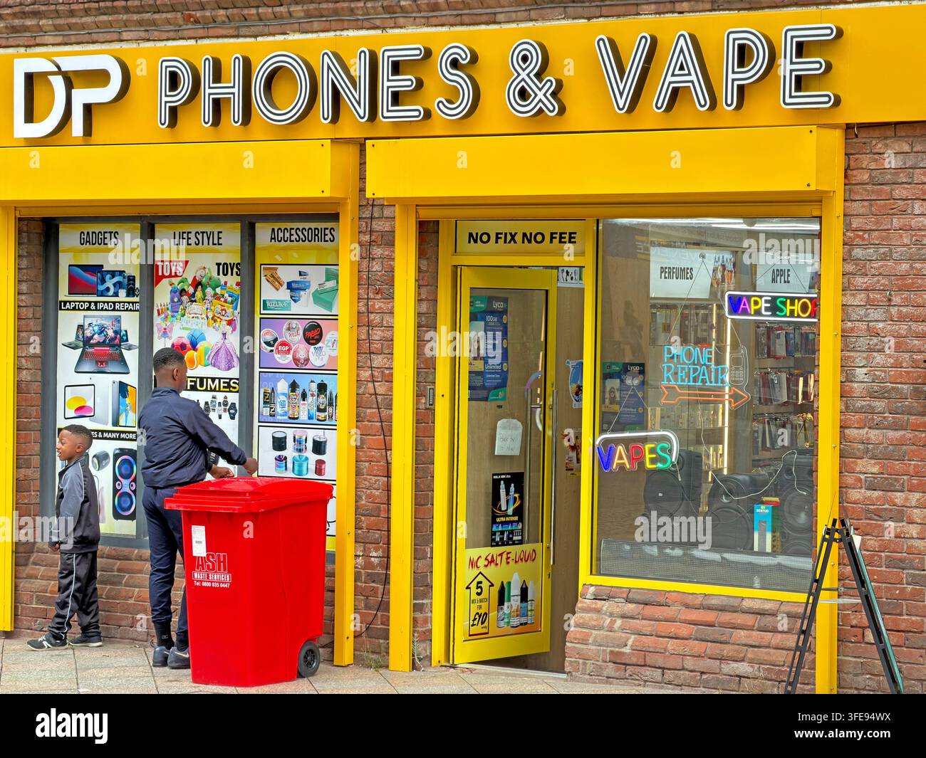 DP Phones & Vape shop at 40 Horsemarket Street, Warrington, selling phones and vaping products. Stock Photo