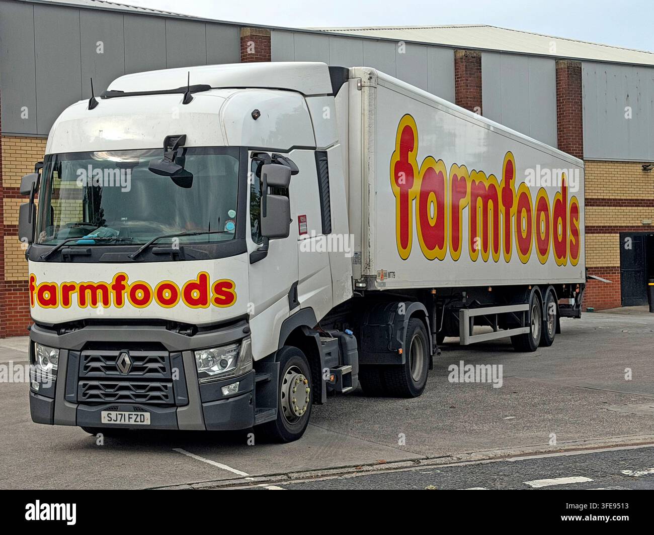 Farmfoods articulated delivery lorry serving a UK frozen-food retail store. Stock Photo