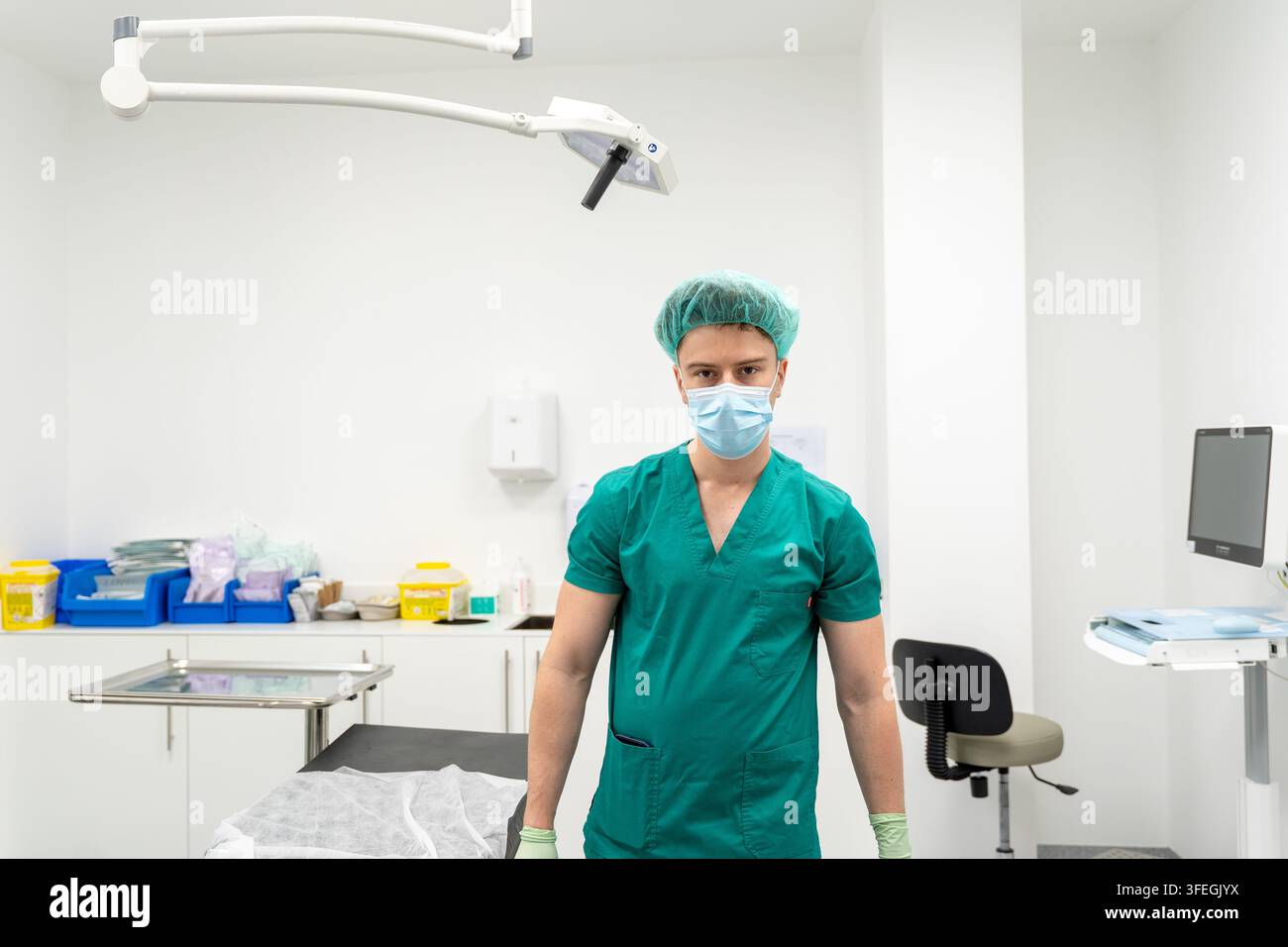 Surgeon wearing scrubs hairnet hi-res stock photography and images - Alamy