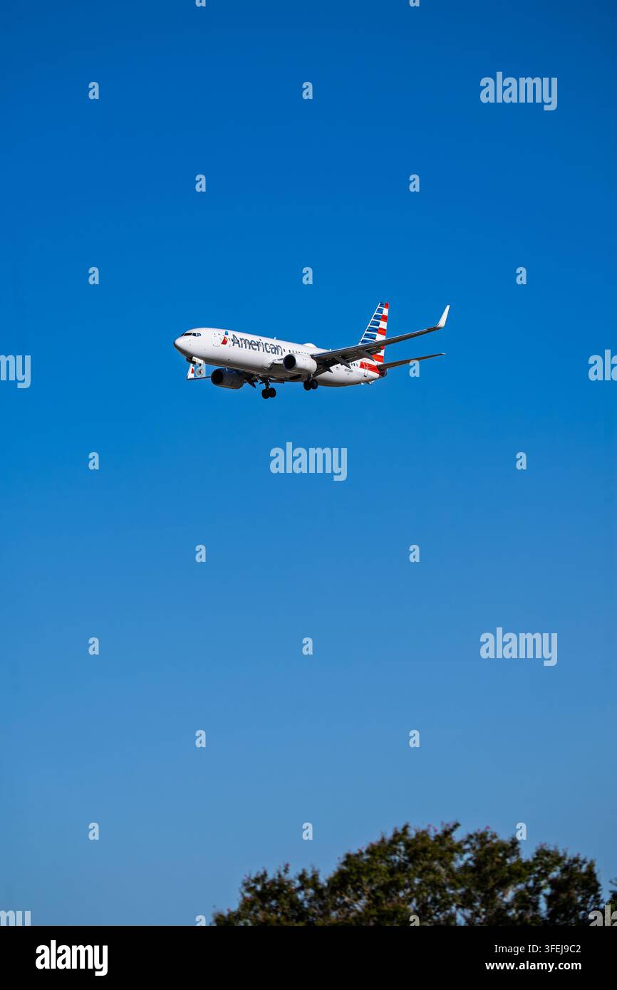 American airlines boeing 737 800 hi-res stock photography and