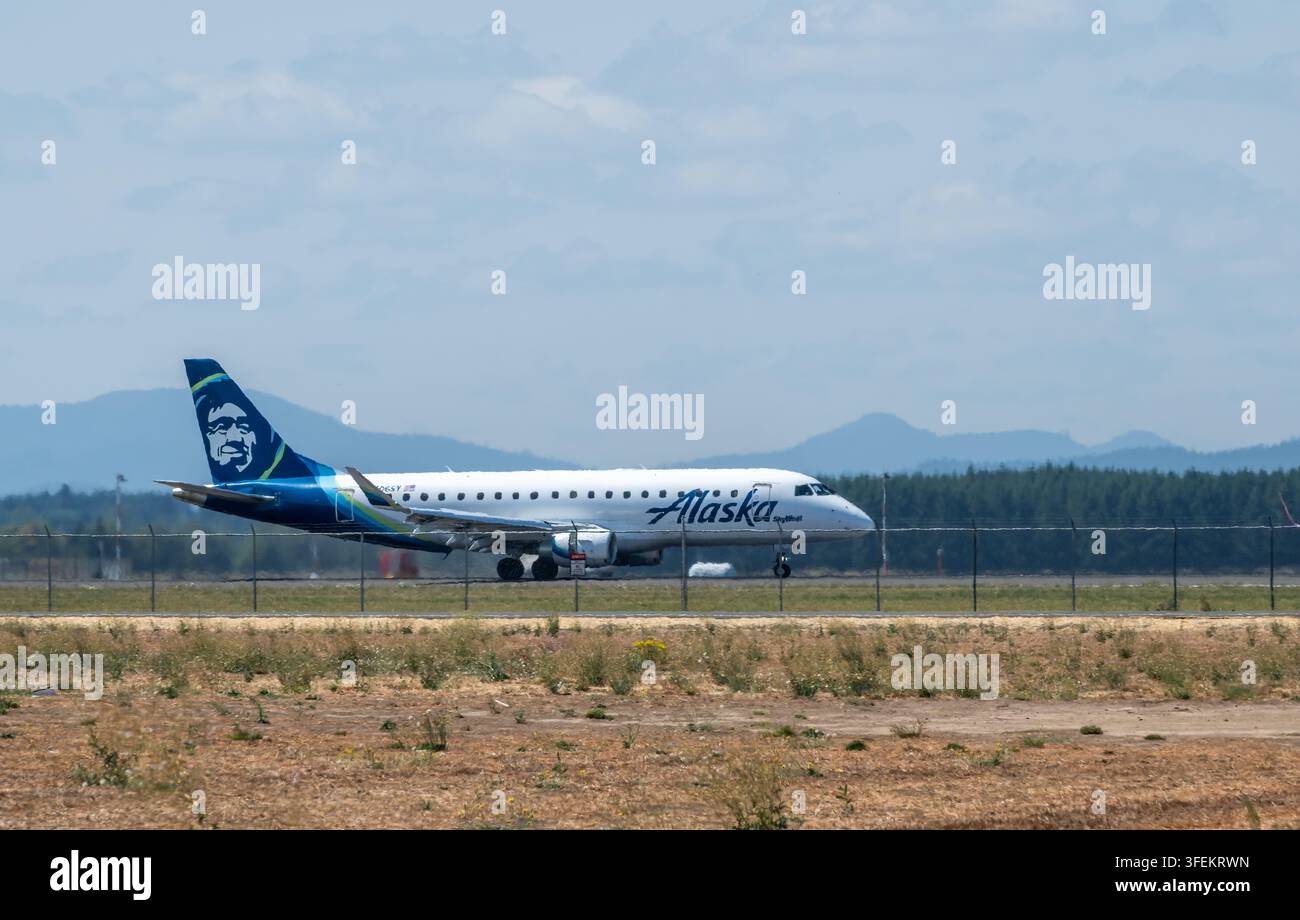 Alaska airlines embraer hi-res stock photography and images - Alamy