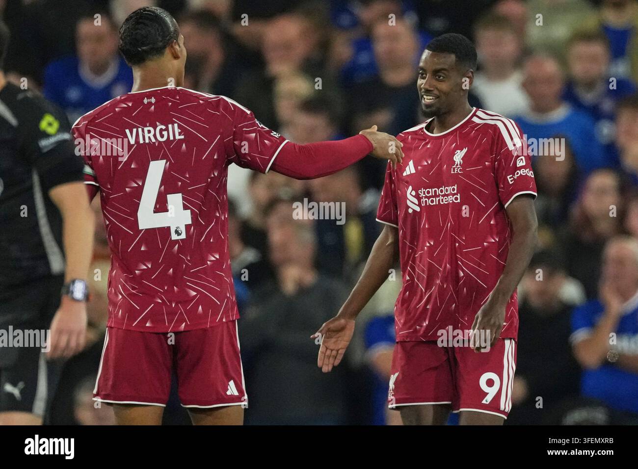 liverpool-s-alexander-isak-right-celebrates-with-liverpool-s-virgil