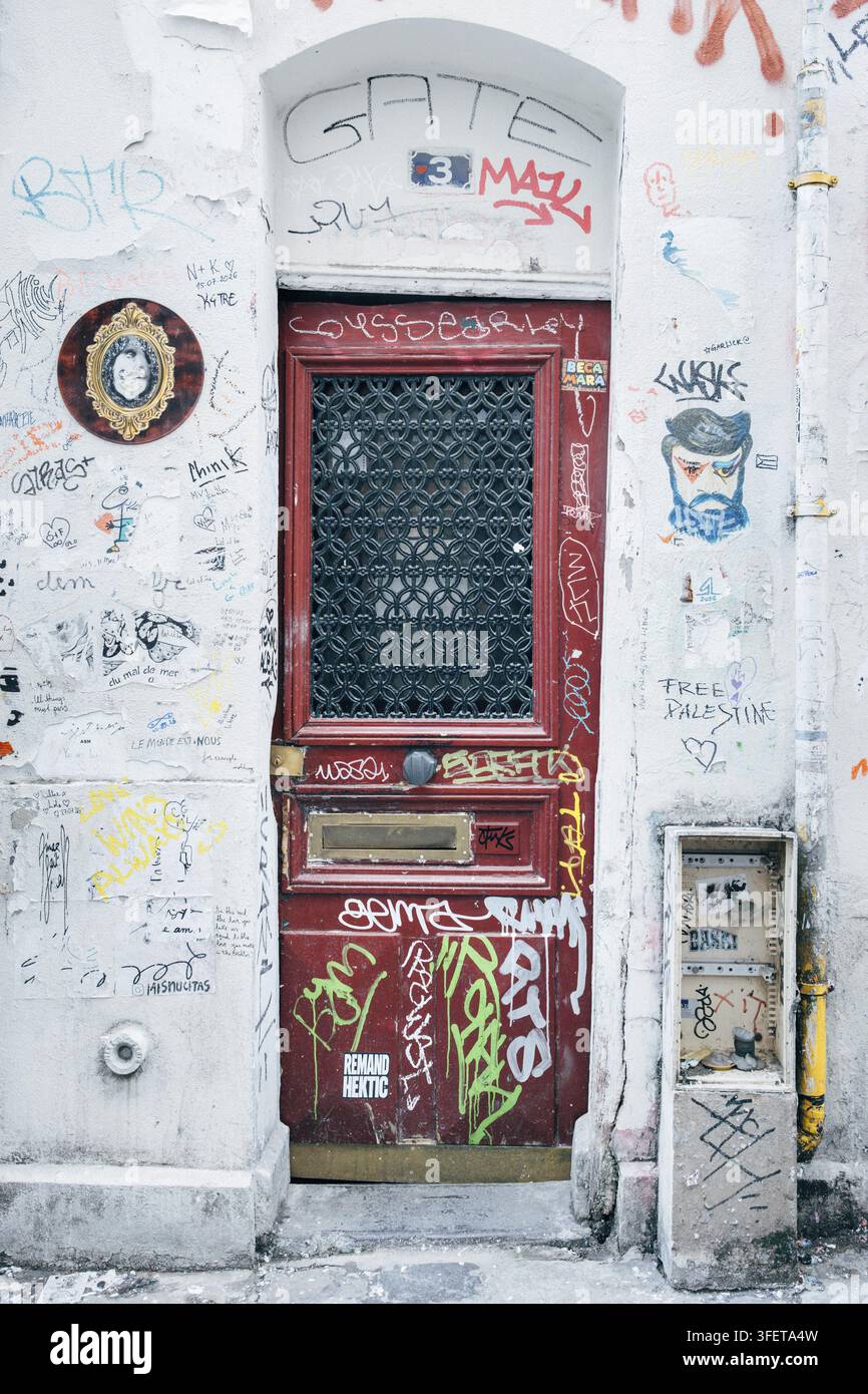 Red door paris france hi-res stock photography and images - Alamy