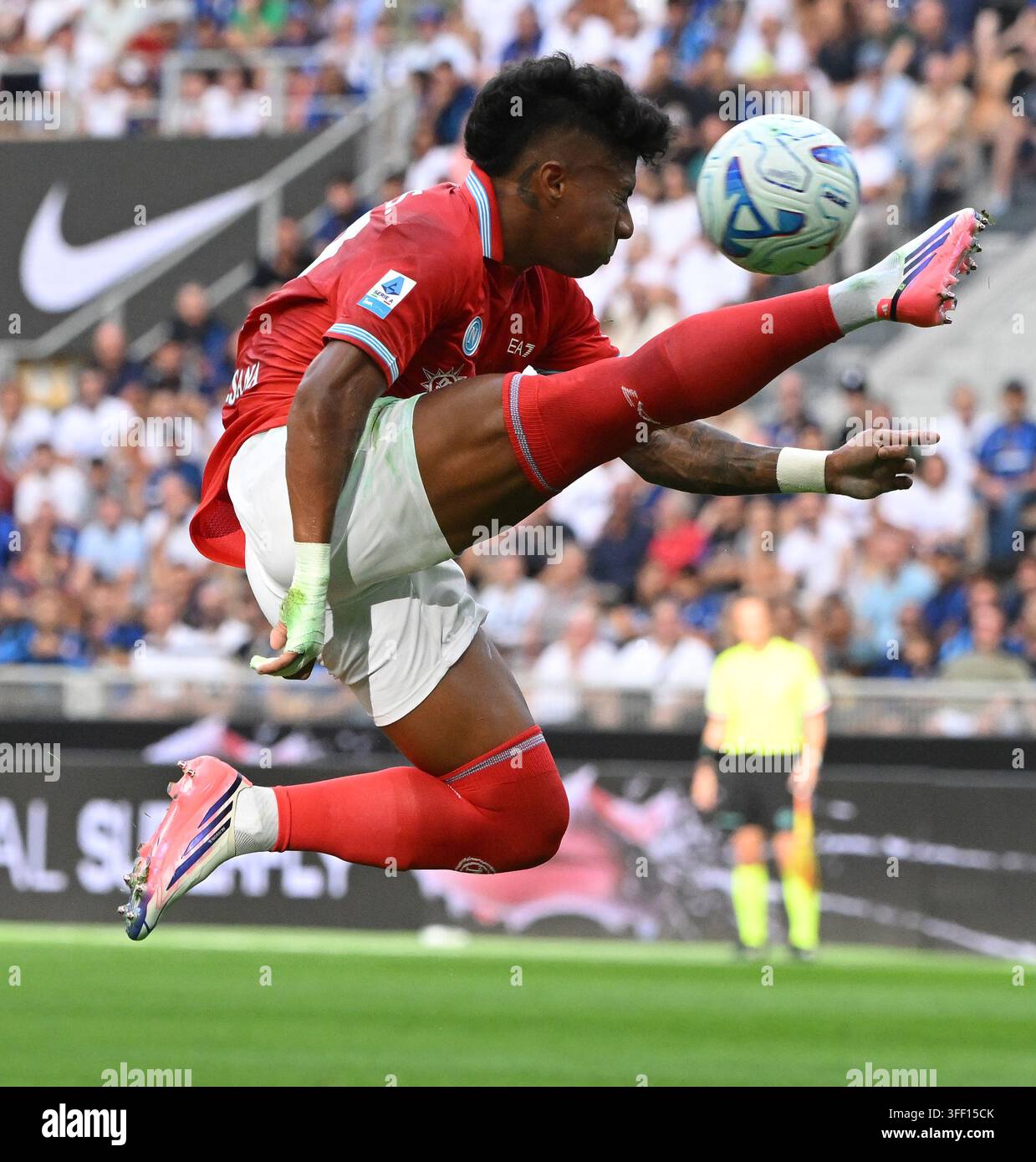 (260906) -- MILAN, Sept. 6, 2026 (Xinhua) -- Napoli's Alisson Santos ...