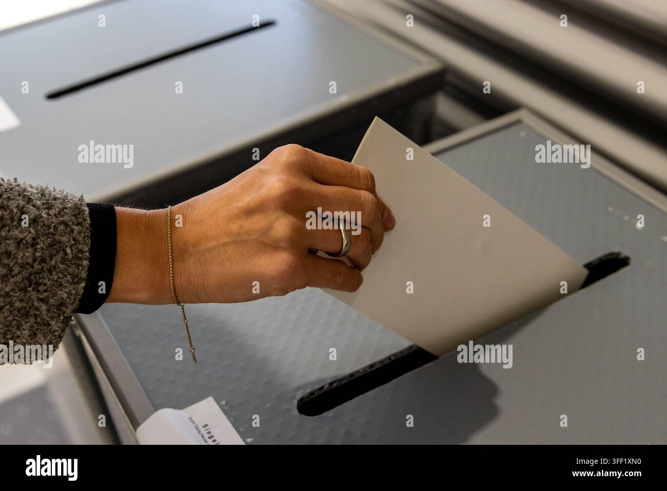 06-september-2026-saxony-anhalt-wei-enfels-a-female-voter-places-her