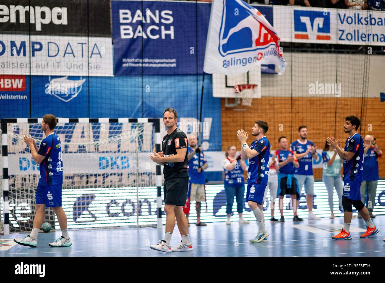 Pulpble Matthias Flohr, (HBW Balingen Weilstetten, Coach) thanks the fans, the ...