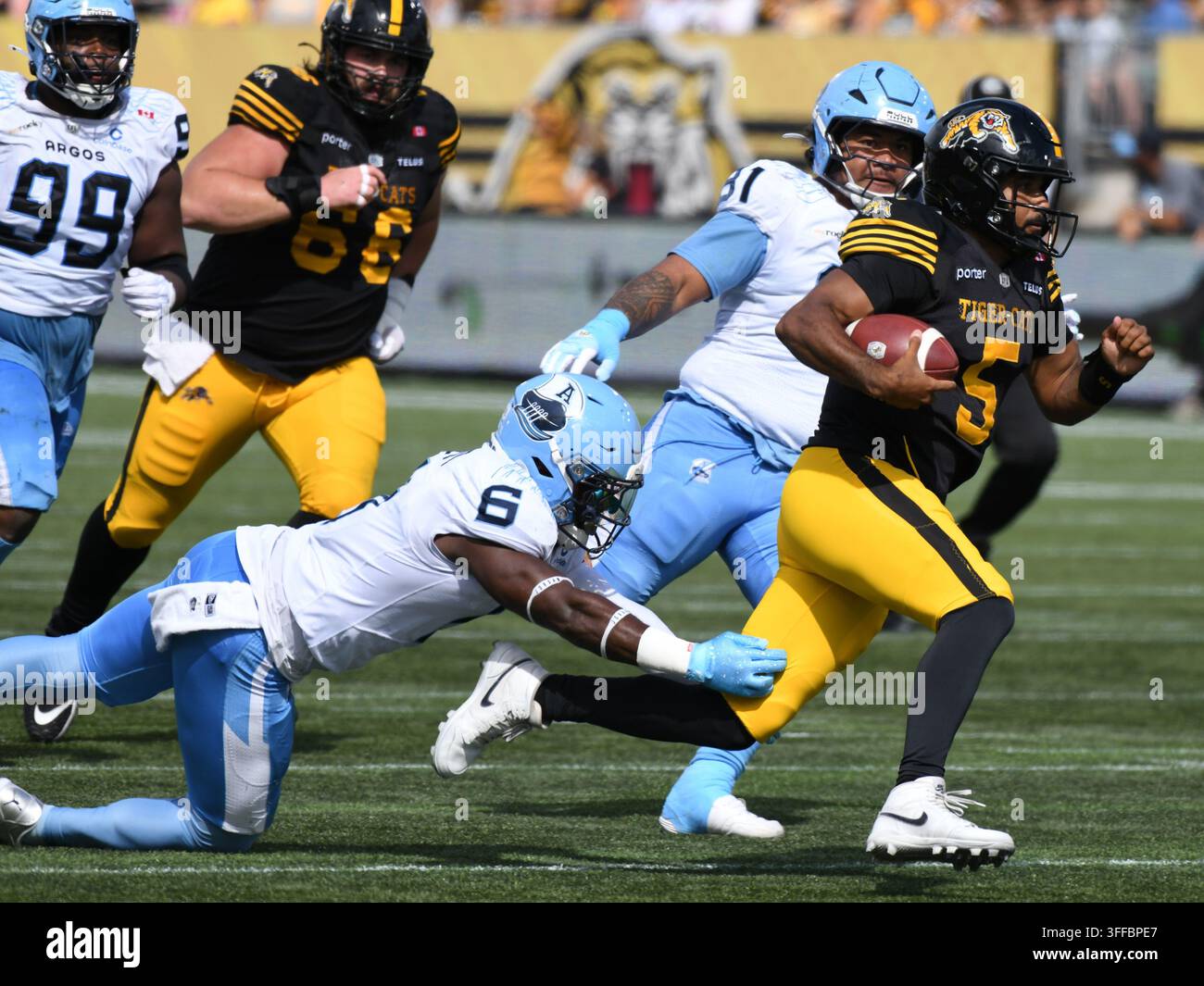 hamilton-tiger-cats-quarterback-tre-ford-5-runs-for-a-touchdown