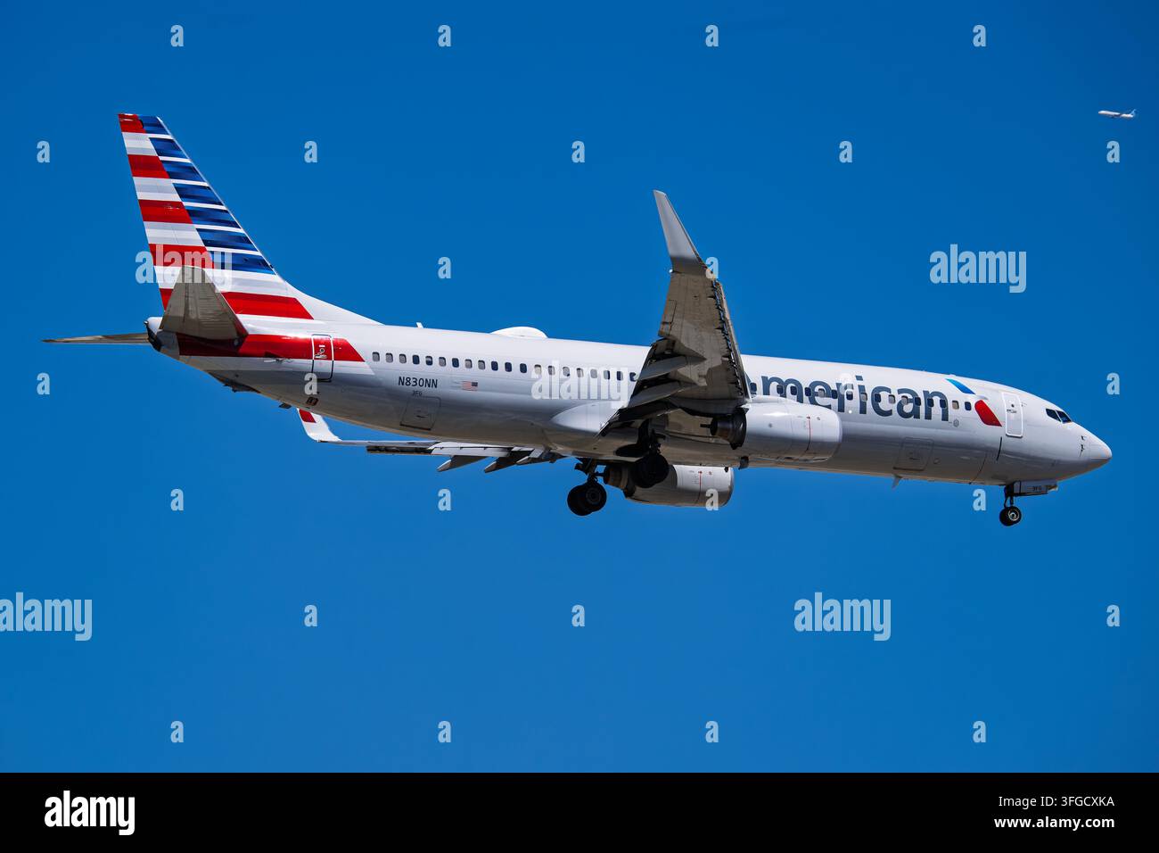 American airlines boeing 737 800 landing hi-res stock photography