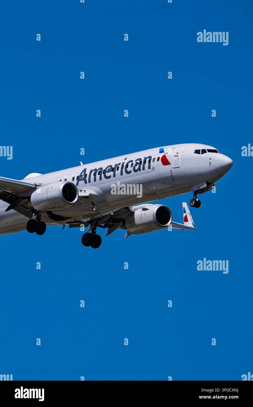 American airlines boeing 737 800 hi-res stock photography and