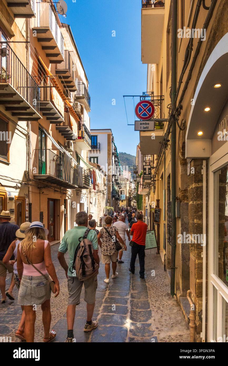 Visitoros Visitors walk narrow stone hi-res stock photography and images - Alamy