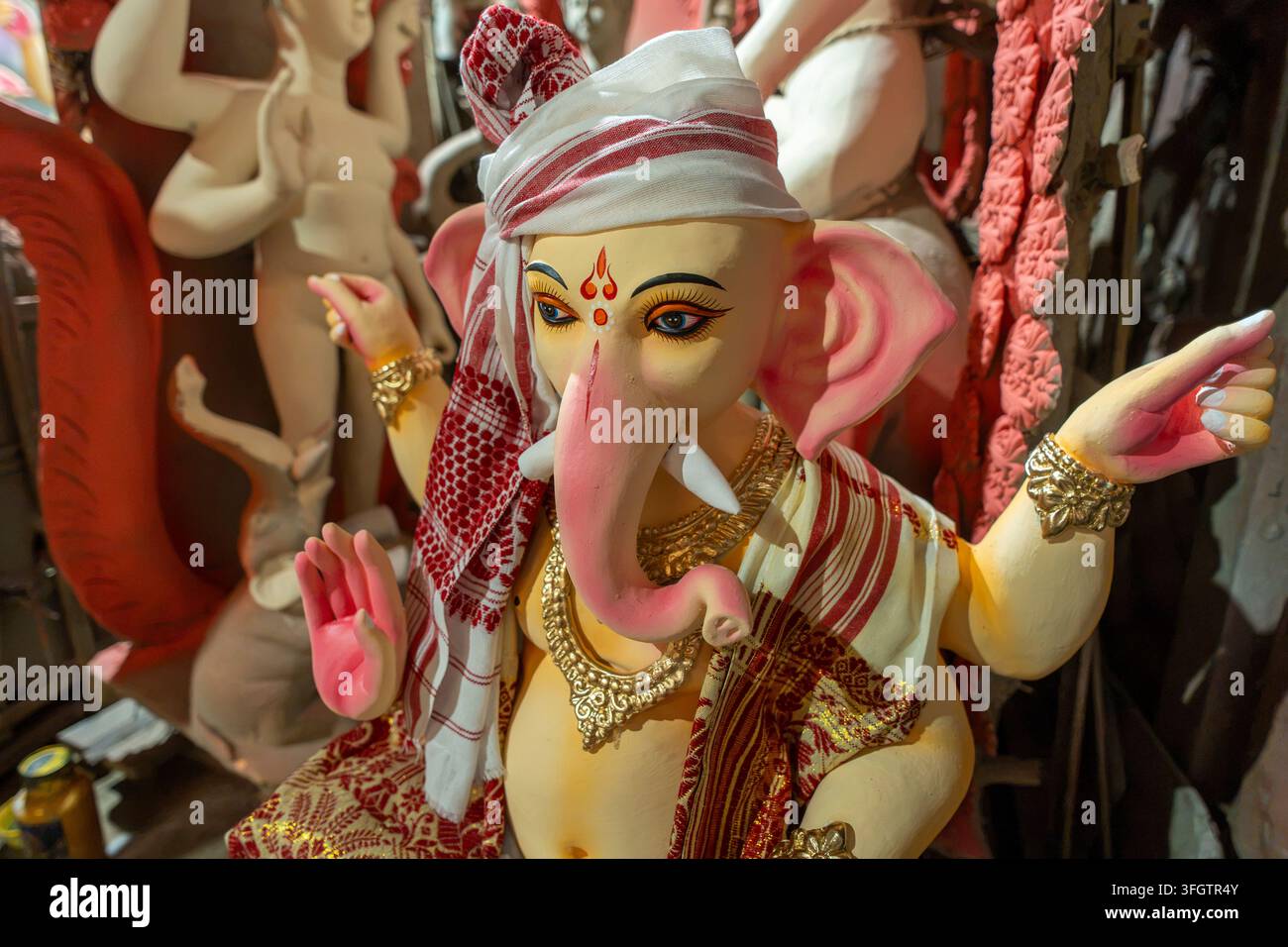 craftsperson-prepares-lord-ganesha-idols-on-the-eve-of-ganesh-chaturthi