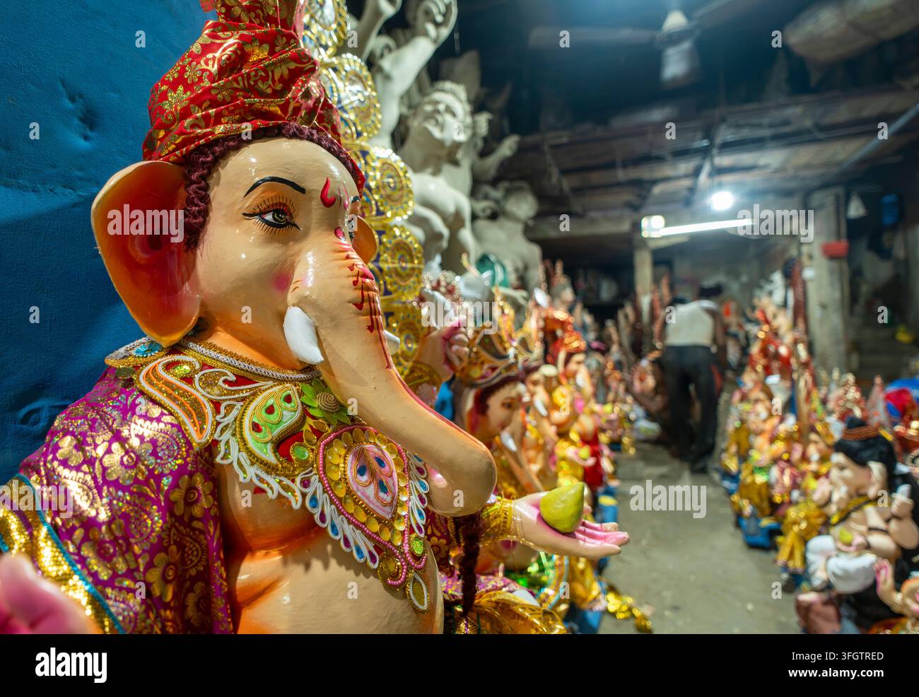 craftsperson-prepares-lord-ganesha-idols-on-the-eve-of-ganesh-chaturthi