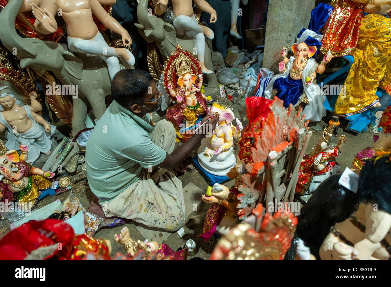 craftsperson-prepares-lord-ganesha-idols-on-the-eve-of-ganesh-chaturthi
