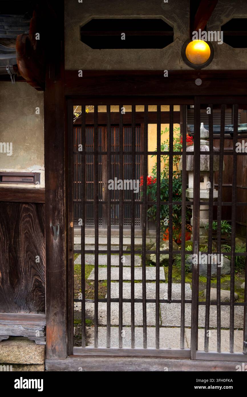 Japanese house gate hi-res stock photography and images - Alamy