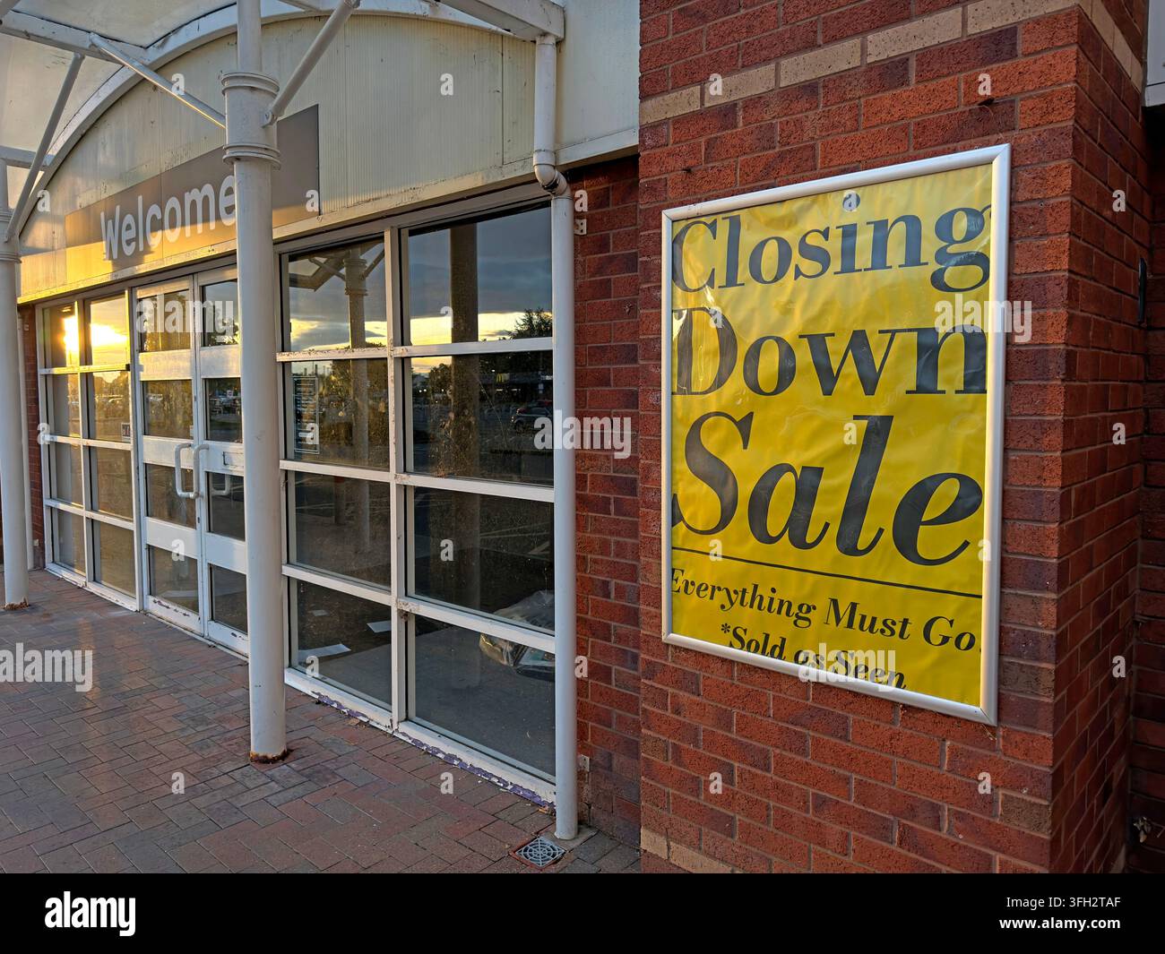 Closing Down Sale at Riverside Retail Park, Warrington, with an 'Everything Must Go' sign on a vacant-looking shop unit. Stock Photo