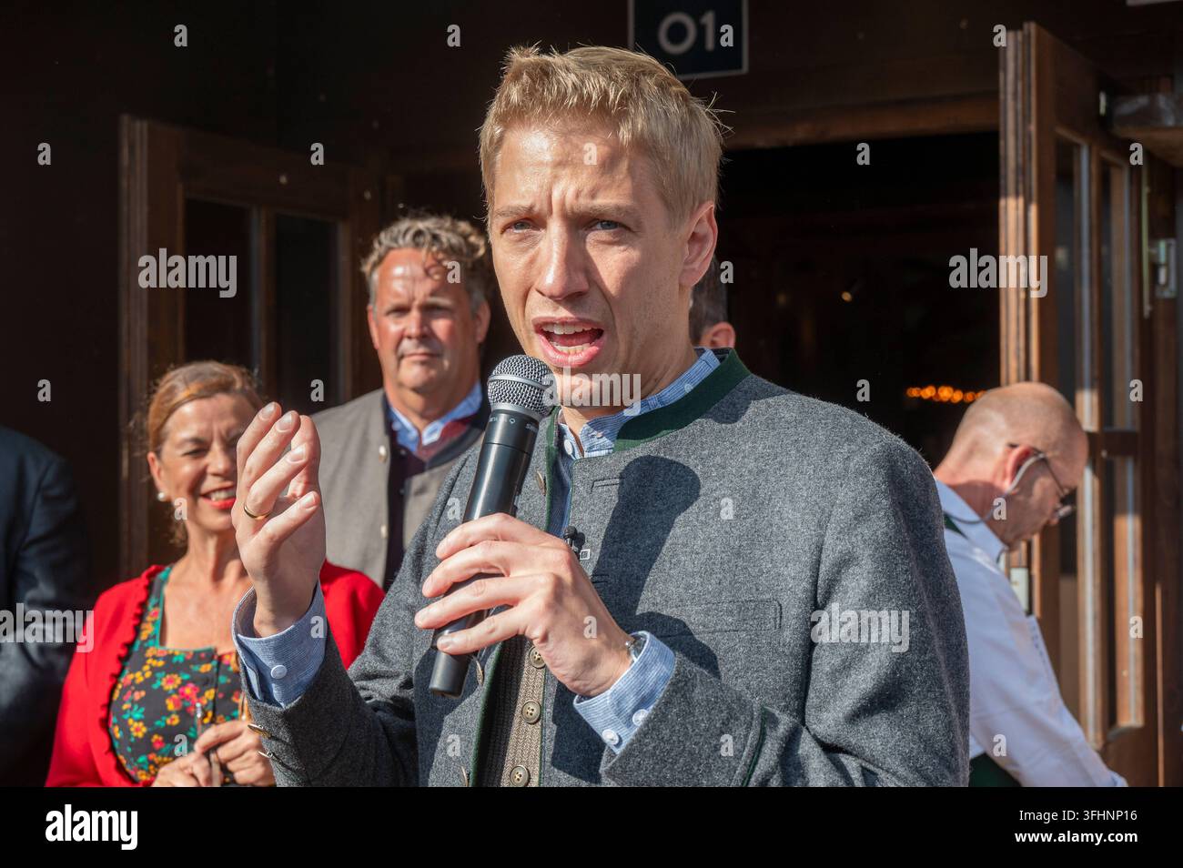 muenchen-wiesn-beim-presserundgang-spricht-oberbuergermeister-dominik