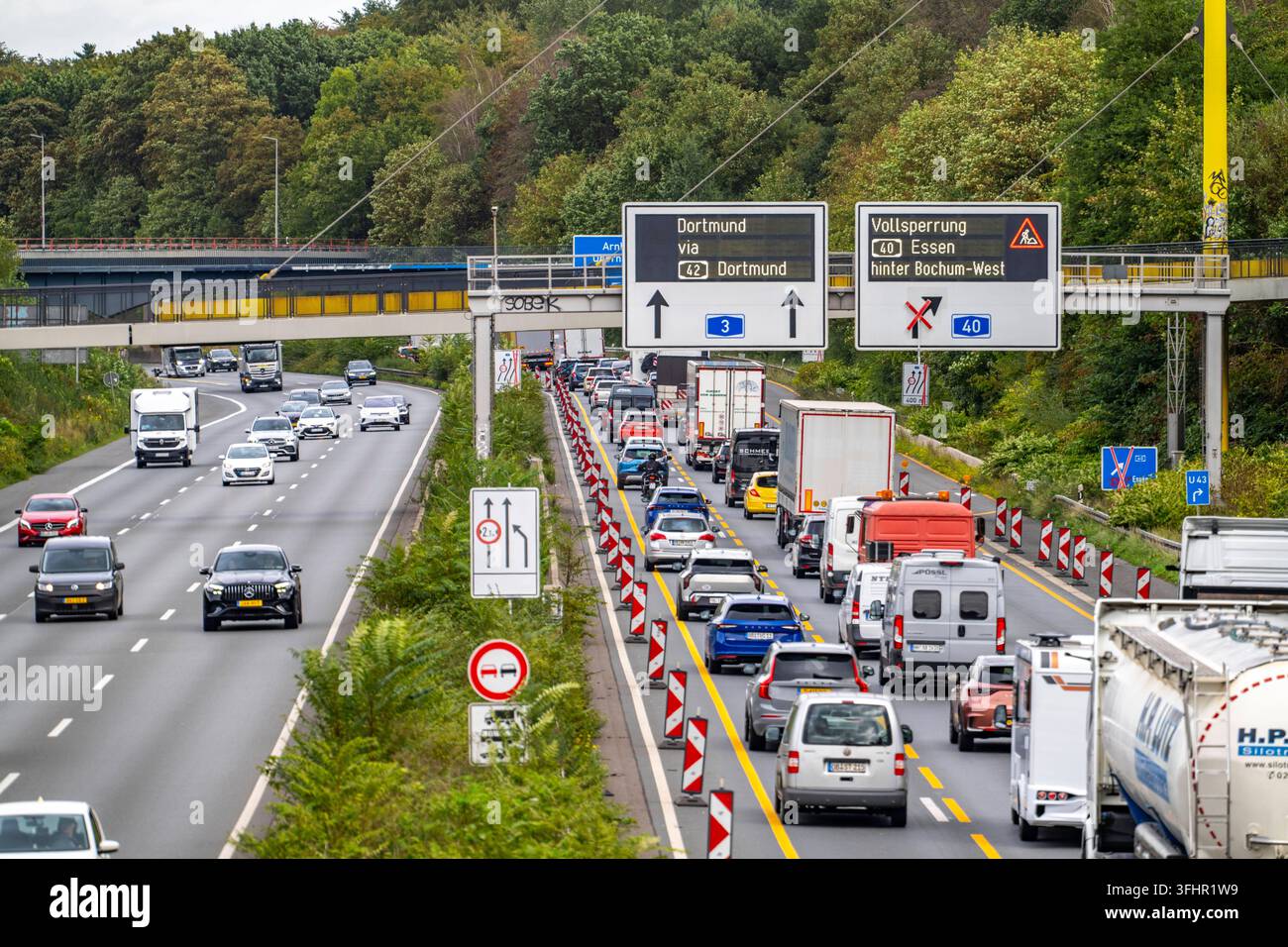 Stau auf der Autobahn A3, Richtung Norden, vor dem Autobahnkreuz ...