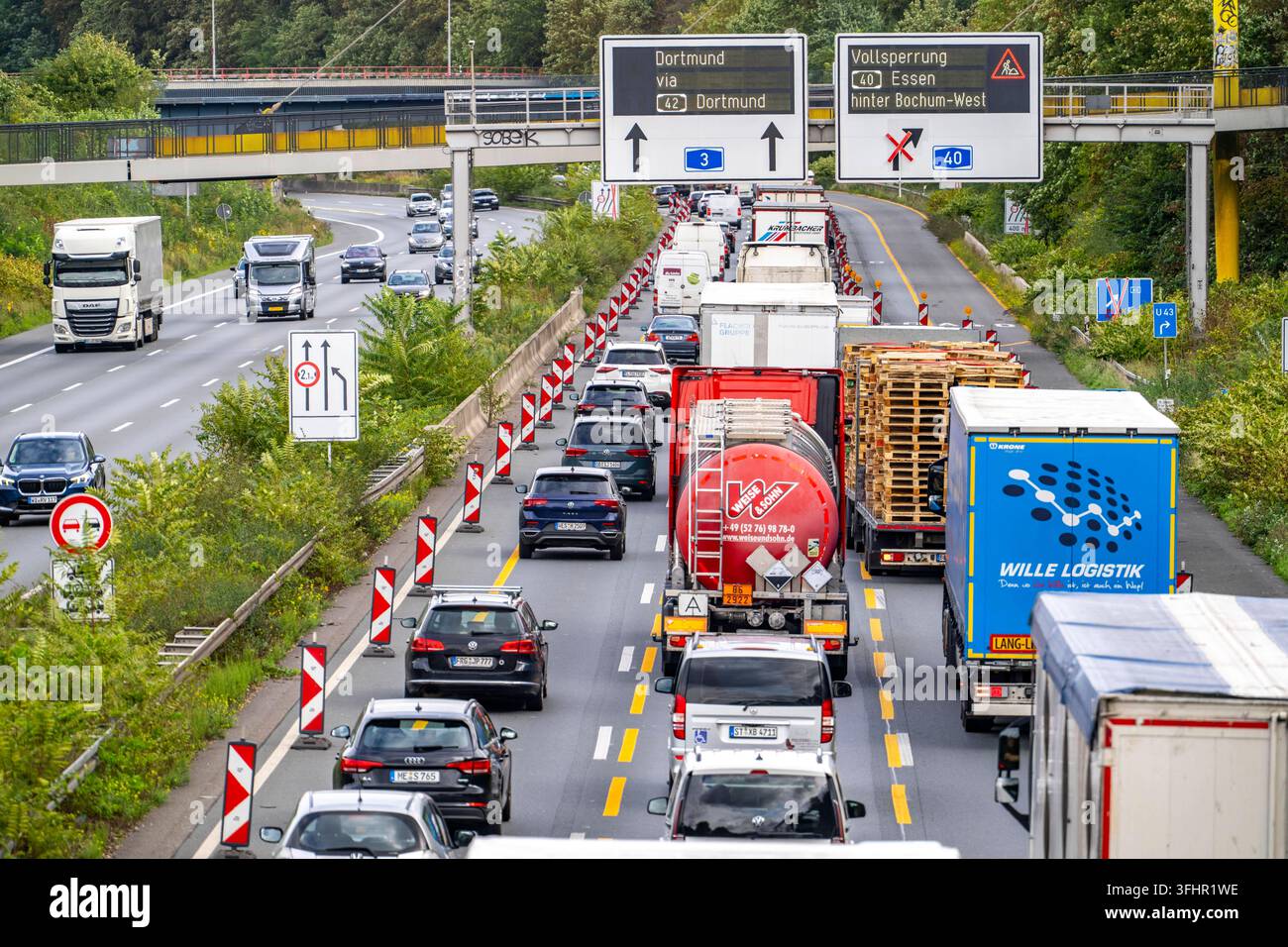 Stau auf der Autobahn A3, Richtung Norden, vor dem Autobahnkreuz ...