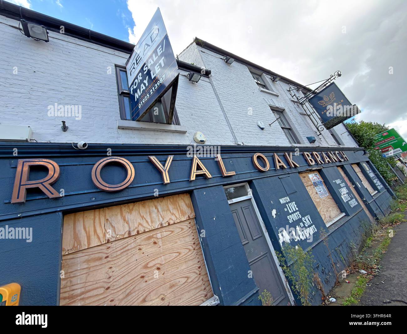 Boarded-up Royal Oak Branch pub on Knutsford Road, Warrington, after its closure in August 2025. Stock Photo