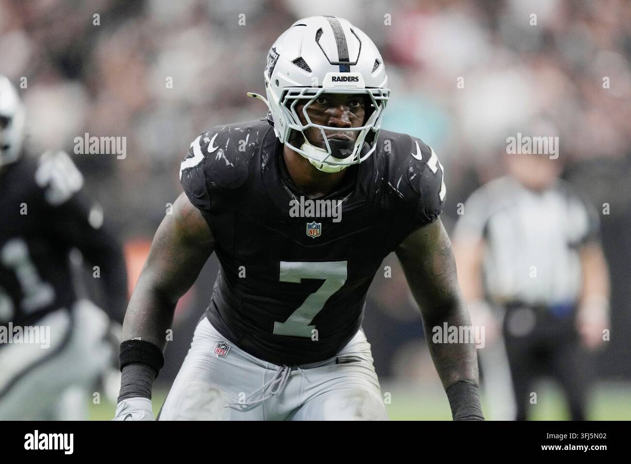 Quay Vector Las Vegas Raiders linebacker Quay Walker watches for the ball during ...
