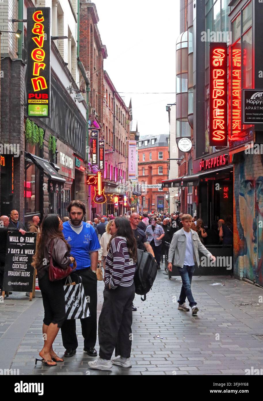 Nightlife on Mathew Street in Liverpool’s Cavern Quarter, with bars, illuminated signs and visitors around the famous music district. Stock Photo