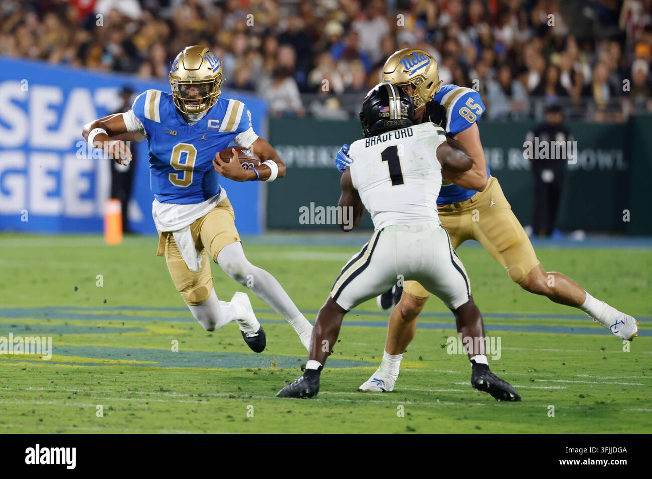 PASADENA, CA - SEPTEMBER 19: UCLA Bruins quarterback Nico Iamaleava (9 ...