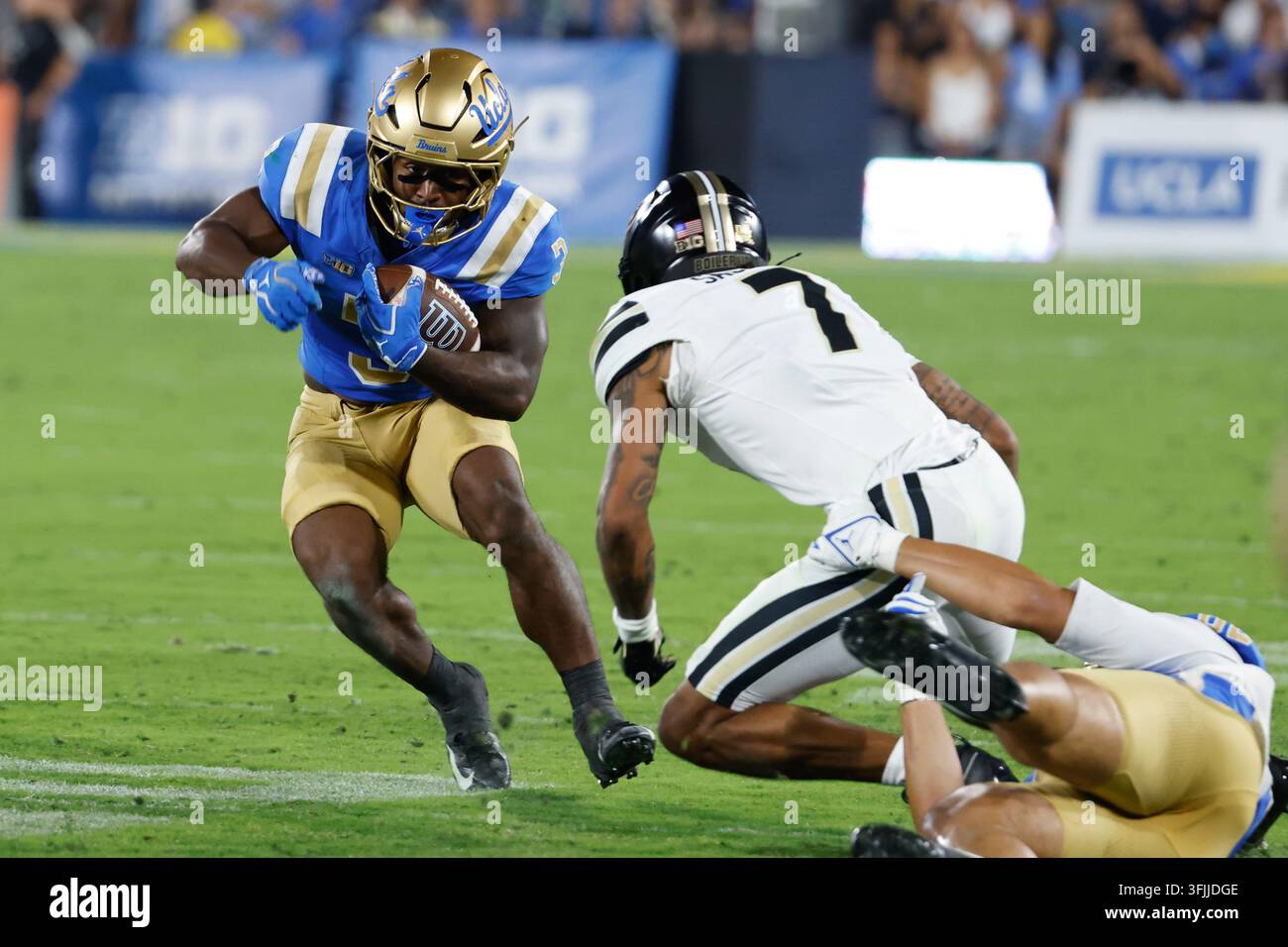 PASADENA, CA - SEPTEMBER 19: UCLA Bruins running back Wayne Knight (3 ...