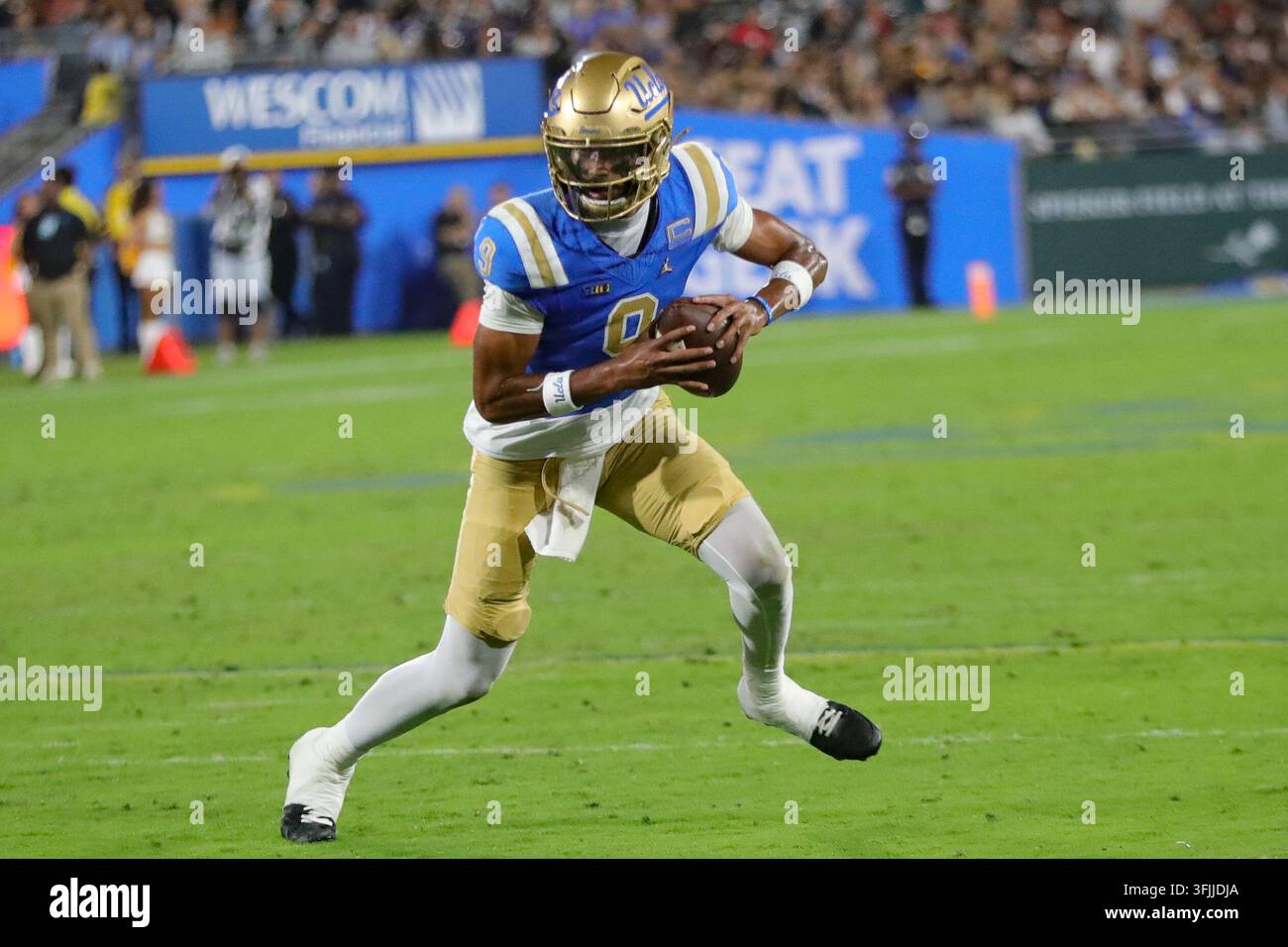 PASADENA, CA - SEPTEMBER 19: UCLA Bruins quarterback Nico Iamaleava (9 ...