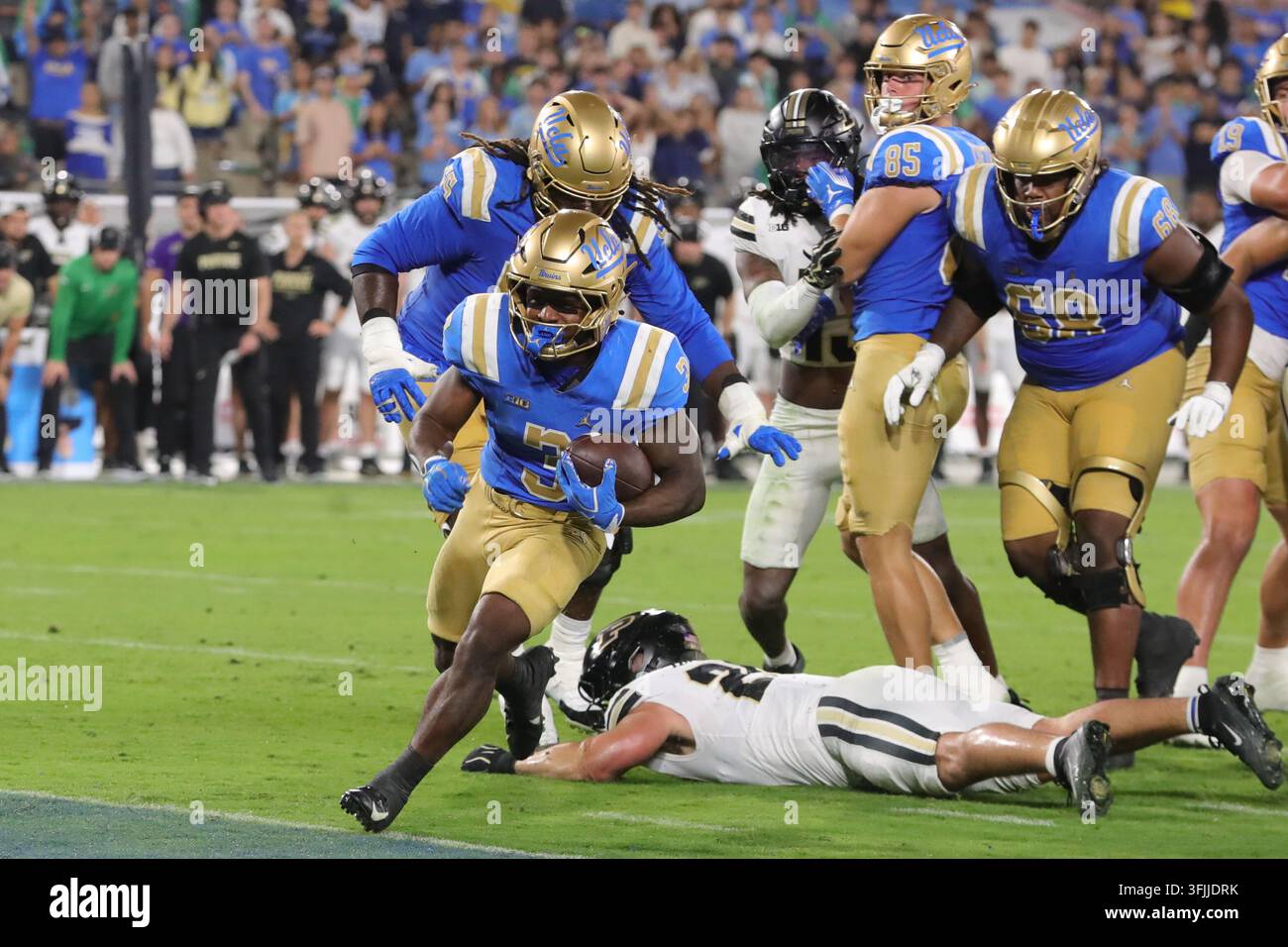 PASADENA, CA - SEPTEMBER 19: UCLA Bruins running back Wayne Knight (3 ...