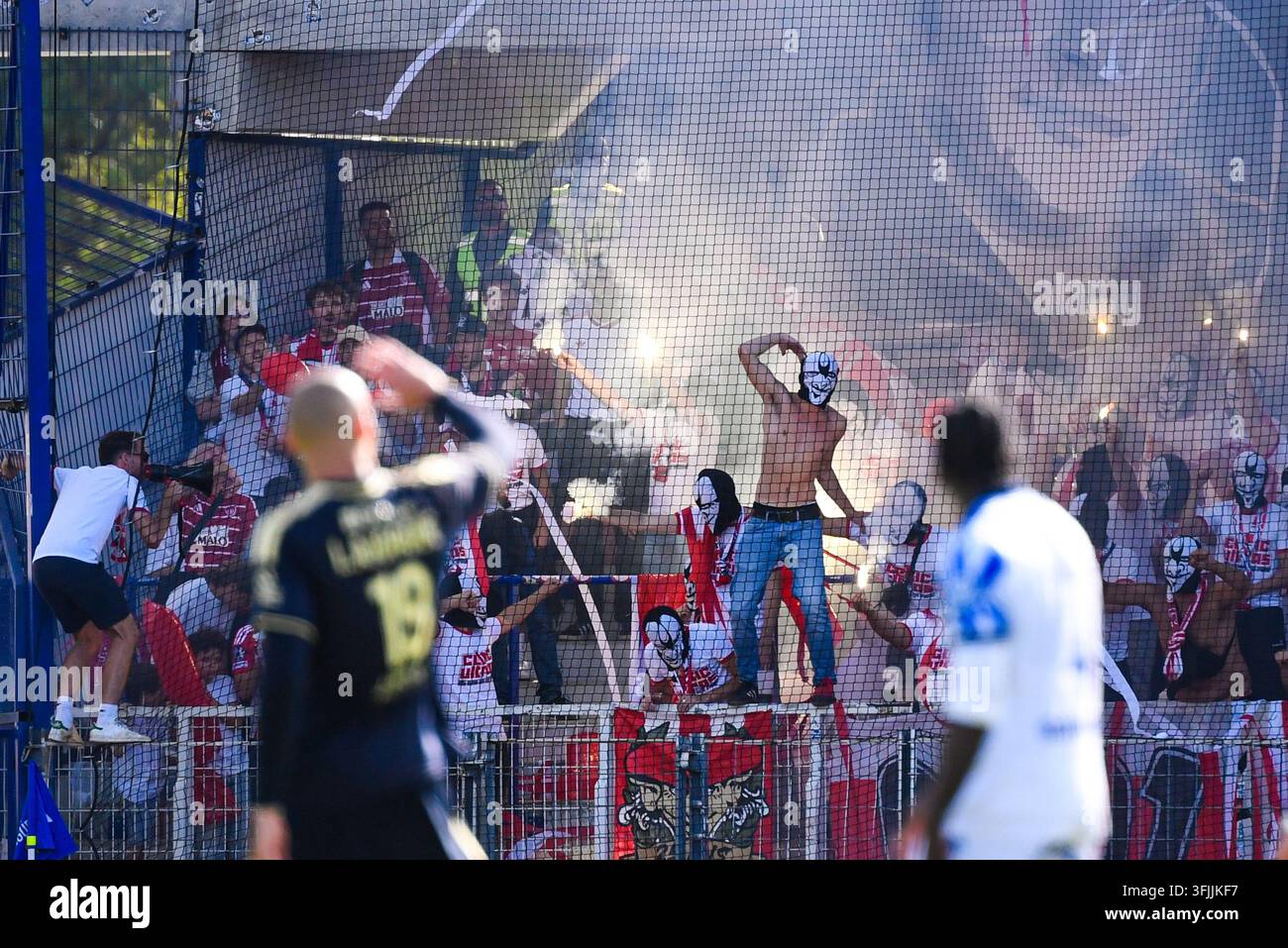 Fans of Stade Brestois set the mood with smoke bombs and wear masks ...