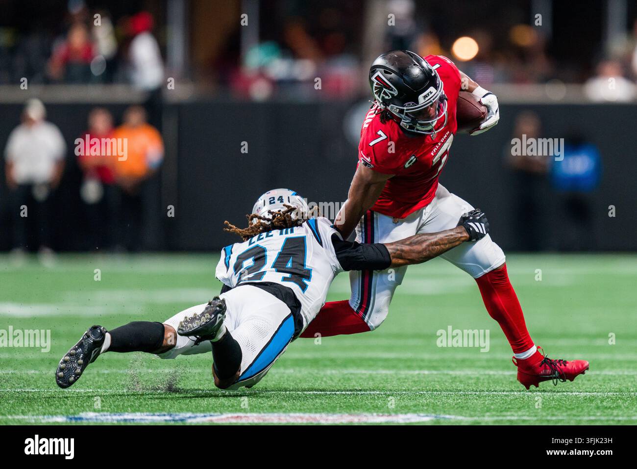 Atlanta Falcons running back Bijan Robinson (7) runs the ball against ...